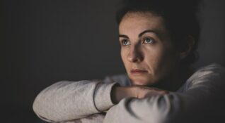 femme hypersensible en fatigue émotionnelle